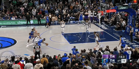 关键球！欧文闪电转身甩开防守 面对两人补防探身上篮稳稳命中