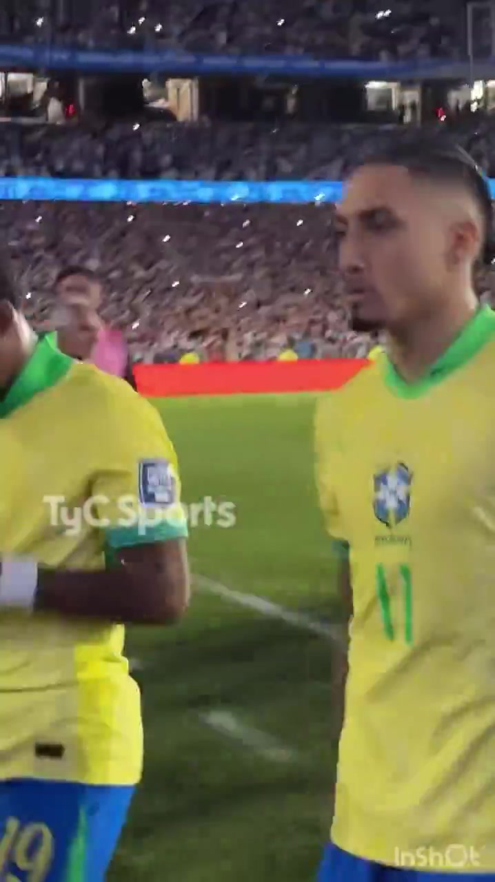 遭阿根廷双杀！赛后拉菲尼亚一言不发离开球场🙁