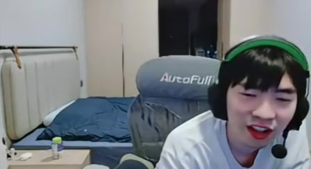 怀疑自己🤔Cryin问队友：目前来看我和Leyan谁水分更大一些啊？