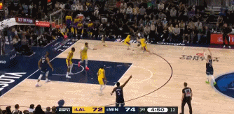 💥华子原地反抢东契奇！马上又冲起来闪身飞扣！