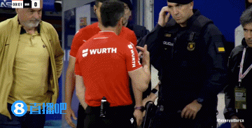 插曲！球场外发生汽车撞人事件，主裁判和球场安保沟通一下