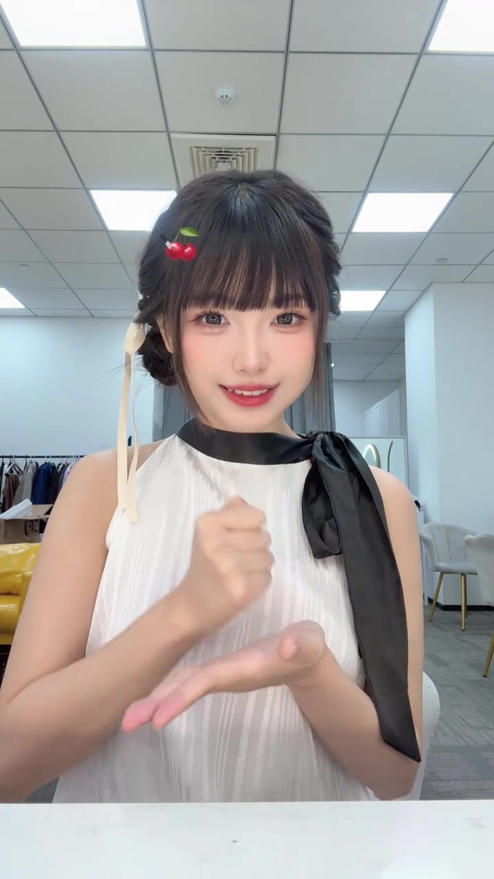 主持周敢敢分享视频：今天没有文案🍒