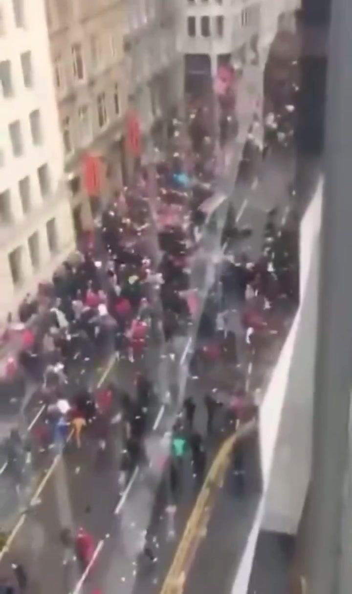 汽车冲撞球迷！利物浦官方：为受影响的人祈祷 将与警方保持联系