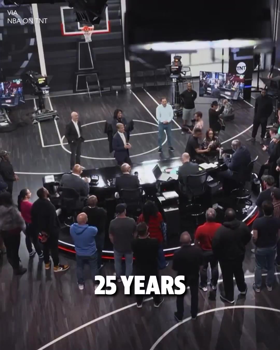 泪目😭TNT结束与NBA36年合作 为全体员工颁发戒指&合影留念